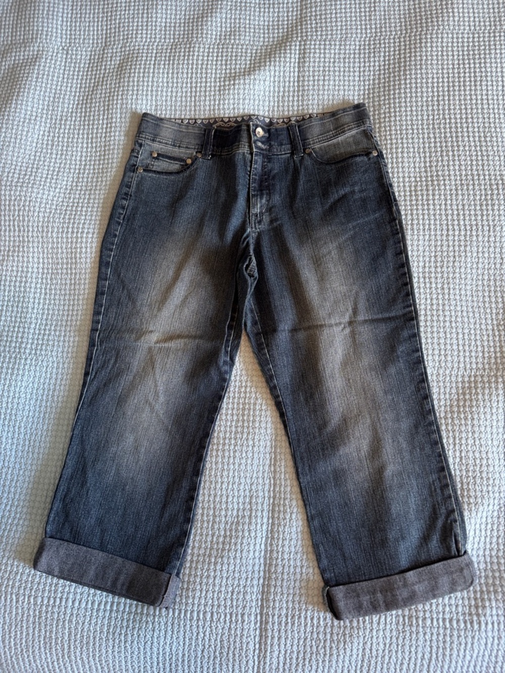 Bandolino Women’s size 8 Dark Washed Blue Cropped Jeans. I1